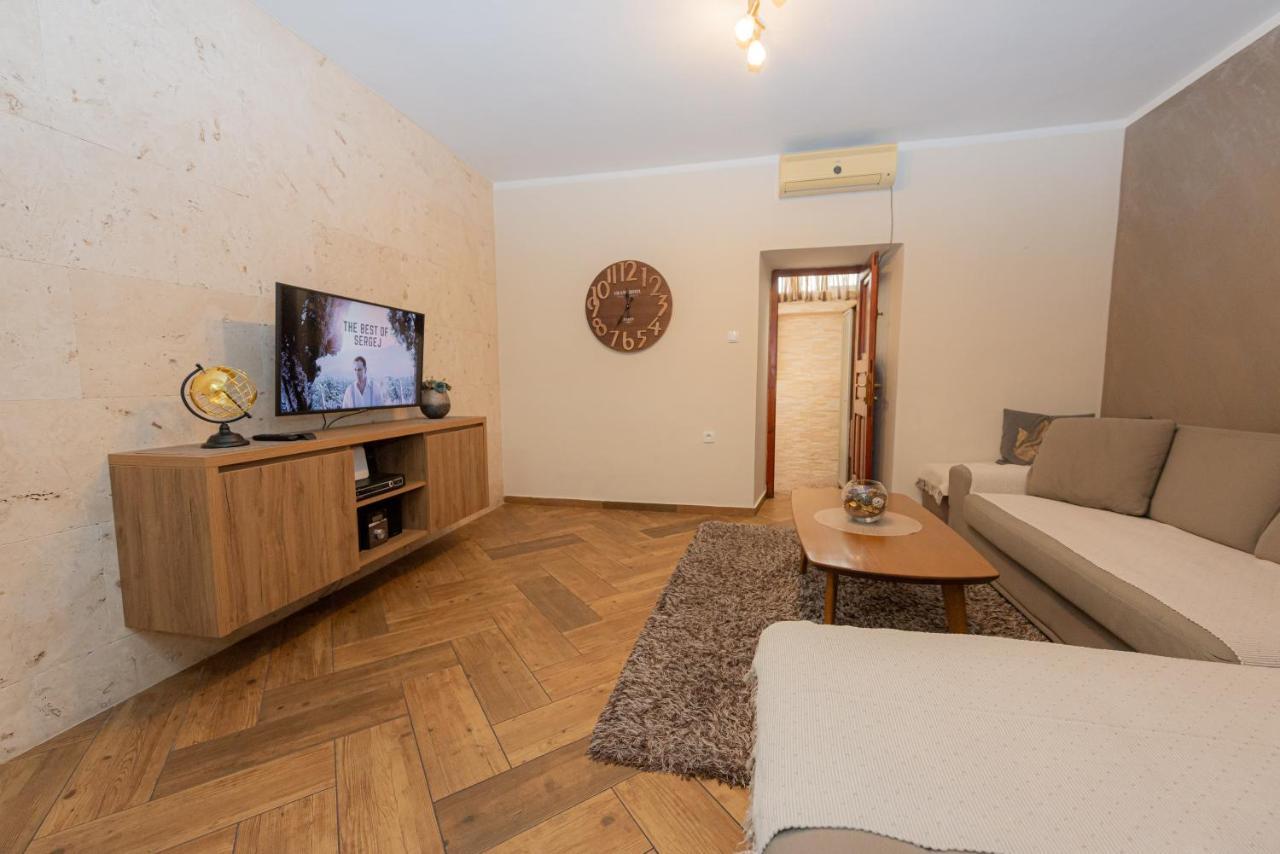 Sea Front 171 Apartman Kotor Kültér fotó