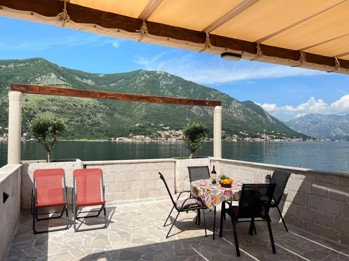 Sea Front 171 Apartman Kotor Kültér fotó